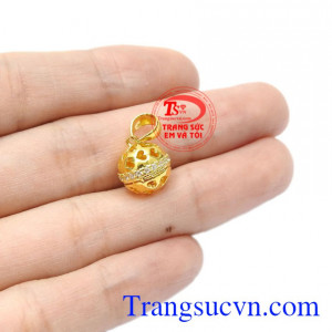 Kiểu dáng dễ thương thích hợp với nhiều độ tuổi. Mặt dây nữ dễ thương