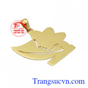 Chiếc mặt dây được chế tác hình cô gái và đôi môi gợi lên hình ảnh một cô nàng quyến rũ nhưng cũng vô cùng dễ thương.