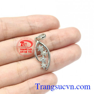 Mặt dây vàng trắng quý phái phù hợp làm quà tặng cho người bạn yêu thương những dịp ý nghĩa