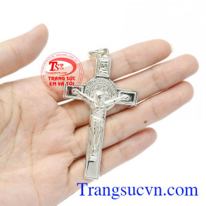 Mặt dây thánh giá để nhắc nhở chúng ta về sự hy sinh của Chúa để chuộc tội cho tất cả mọi người. Mặt thánh giá bạc cứu rỗi