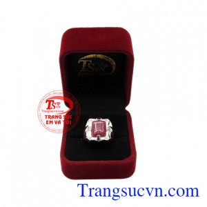 Sản phẩm thích hợp với người mệnh hỏa và mệnh thổ mang đến nhiều may mắn và tài lộc cho người dùng. Nhẫn bạc nam ruby thiên nhiên