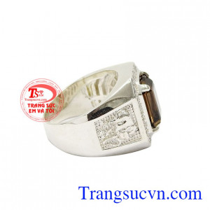 Từng chi tiết được chạm khắc tỉ mỉ, tinh xảo mang đến cho người dùng một sản phẩm nam tính. Nhẫn bạc nam thạch anh khói tuổi sửu