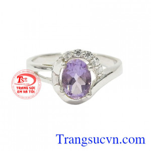Chiếc nhẫn bạc thạch anh vừa có công dụng làm đẹp vừa giúp người đeo gặp nhiều may mắn, tăng cường sức khỏe.
