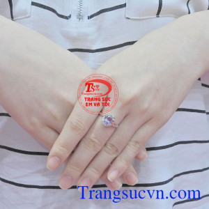 Nhẫn bạc thạch anh tím tinh tế xinh xắn.