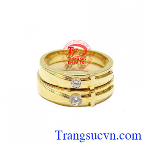 Nhẫn cưới thánh giá yêu thương được chế tác từ vàng tây 14k bền đẹp, sáng bóng.
