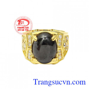 Nhẫn nam vàng ấn tượng là sự kết hợp của vàng màu 10k cùng đá nhân tạo màu đen mang lại vẻ đẹp sang trọng và lịch lãm. 