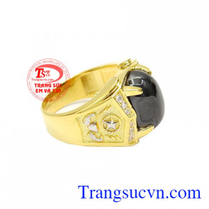 Với thiết kế tỉ mỉ, tinh xảo từng chi tiết càng làm cho người đeo thêm tự tin hơn. Nhẫn nam vàng ấn tượng