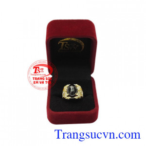 Sản phẩm thích hợp với nhiều kiểu trang phục, có thể làm quà tặng cho người thân và bạn bè. Nhẫn nam vàng ấn tượng