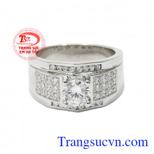 Kiểu dáng trẻ trung, bắt mắt kết hợp cùng đá CZ sáng lấp lánh mang lại vẻ nổi bật nhưng không kém phần nam tính,Nhẫn nam vàng trắng kiểu cách