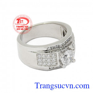Với điểm nhấn trung tâm là viên đá CZ to chính giữa giúp thu hút ánh nhìn của những người xung quanh,Nhẫn nam vàng trắng kiểu cách