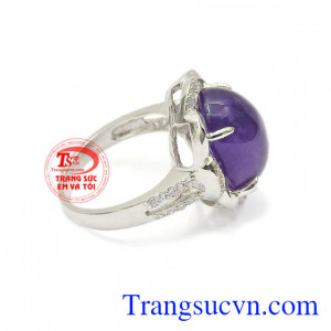 Đá thạch anh tím thường được đính trên các trang sức vàng bạc đá quý mang lại may mắn về phong thủy.