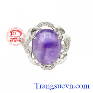Chiếc nhẫn bạc mang lại vẻ tinh tế, thanh nhã cho phái đẹp.