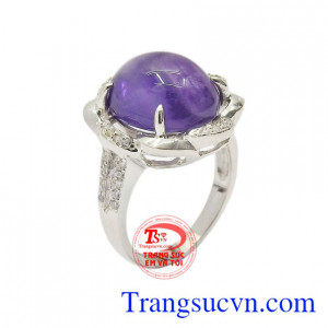 Nhẫn nữ bạc thạch anh tím đẹp mang lại vẻ tinh tế nữ tính, phù hợp với những mang mệnh Thổ và Hỏa.