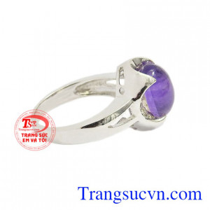 Theo người Hy Lạp cổ đại, đá thạch anh tím có khả năng giữ cho đầu óc luôn tỉnh táo, tăng cường sức khỏe. Nhẫn nữ bạc thạch anh tím
