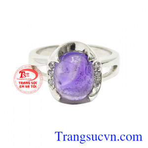 Đá thạch anh tím đã quá quen thuộc với những người yêu thích đá quý. Nhẫn nữ bạc thạch anh tím