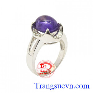 Nhẫn nữ bạc thạch anh tím được chế tác tinh xảo từ bạc chất lượng và đá thạch anh tím.