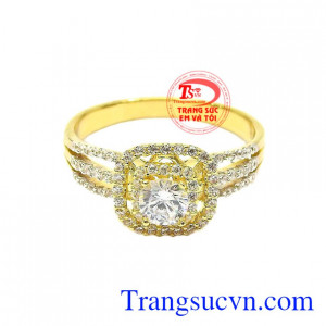 Với những đường nét thanh thoát sẽ khiến cho đôi tay nhỏ xinh của các cô gái trở nên nổi bật hơn và thanh thoát hơn. Nhẫn nữ đính đá sành điệu