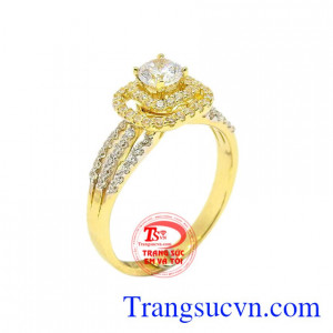 Nhẫn nữ đính đá sành điệu là sản phẩm vàng mới của trang sức Em và Tôi được nhập khẩu từ Hàn.