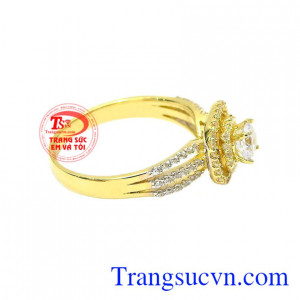 Sản phẩm dùng làm nhẫn đính hôn cũng khiến các nàng vô cùng thích thú. Nhẫn nữ đính đá sành điệu