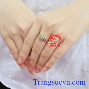 Nhẫn nữ đính đá sành điệu mang lại vẻ đẹp thuần khiết, nữ tính dành cho phái đẹp.