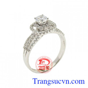 Nhẫn nữ vàng trắng say mê mang lại vẻ đẹp thuần khiết, tinh tế cho phái đẹp.