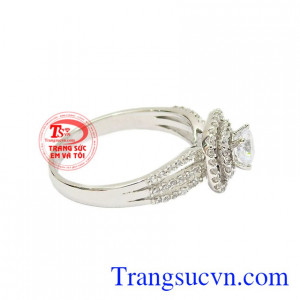 Đây sẽ là món quà vô cùng ý nghĩa và đặc biệt để dành tặng cho người yêu thương. Nhẫn nữ vàng trắng say mê