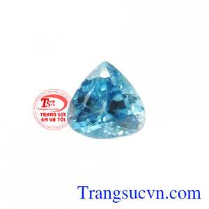 Đá zircon mang nguồn năng lượng tích cực xua tan những lo âu, giúp người sở hữu nó có cuộc sống cởi mở, luôn tỉnh táo và sẵn sàng đương đầu với khó khăn.