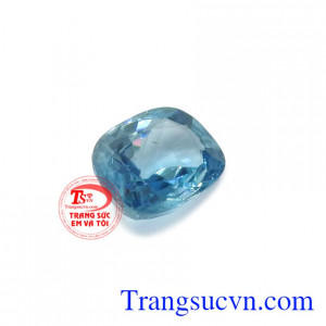 Với vẻ đẹp lấp lành zircon thường được gắn trên các sản phẩm trang sức như: nhẫn, mặt dây hay hoa tai làm nổi bật nét quý phái và vô cùng thanh lịch cho người đeo.