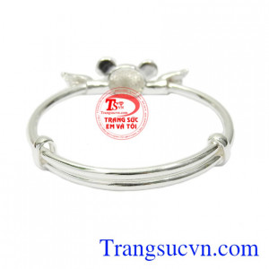 Các bậc cha mẹ luôn luôn mong muốn những điều tốt đẹp nhất, bình an đến cho con mình.