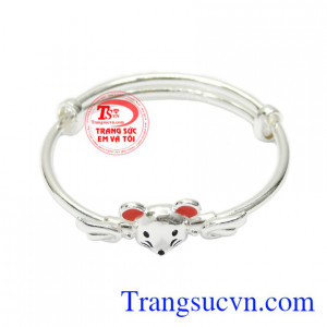 Vòng bạc trẻ em tuổi Tý được lấy cảm hứng từ những chú chuột tinh nghịch trong các bộ phim hoạt hình thiếu nhi tạo nên một sản phẩm đáng yêu.