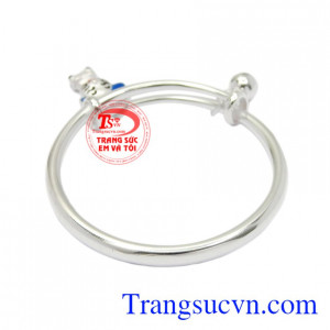 Chiếc vòng bạc sẽ là sự lựa chọn đầy yêu thương của cha mẹ dành cho các bé yêu, mong con luôn mạnh khỏe, bình an.