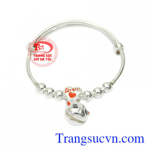 Vòng bạc trẻ em yêu thương được các nhà thiết kế tài ba của trang sức Em và Tôi gửi gắm tâm tư của các bậc cha mẹ vào trong sản phẩm.