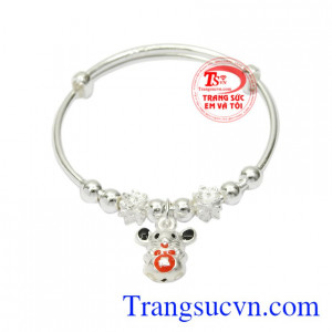 Vòng bạc tuổi Tý đáng yêu mang lại sự bình an cho các bé yêu, giúp các bé tránh gió, kháng khuẩn, ngăn ngừa virus.