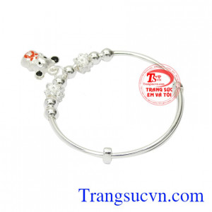 Từ dây chuyền, lắc bạc, hay vòng tay bạc cũng là một món quà đầy yêu thương dành cho các bé.