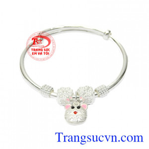 Vòng bạc tuổi Tý dễ thương được thiết kế hình những chú chuột đáng yêu, dí dỏm phù hợp cho những bé tuổi Tý.