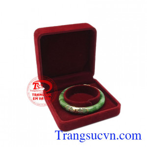 Ngọc cẩm thạch thiên nhiên phù hợp với người mệnh hỏa và mệnh mộc. Vòng ngọc cẩm thạch bọc vàng đẹp