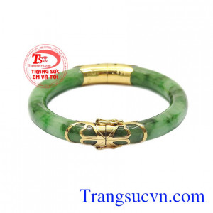 Vòng ngọc cẩm thạch bọc vàng đẹp được chế tác từ vàng tây 14k cùng ngọc cẩm thạch thiên nhiên.