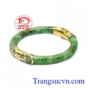 Thiết kế đơn giản, sang trọng mang lại vẻ đẹp quý phái cho người dùng. Vòng ngọc cẩm thạch bọc vàng đẹp