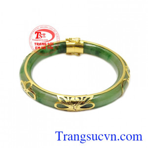 Ngọc cẩm thạch thiên nhiên hợp mệnh, là loại đá được rất nhiều khách hàng yêu thích và lựa chọn. Vòng ngọc cẩm thạch bọc vàng quý phái