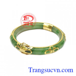 Sản phẩm mang phong cách sang trọng, quý phái giúp tôn lên nét đẹp của người phụ nữ. Vòng ngọc cẩm thạch bọc vàng quý phái