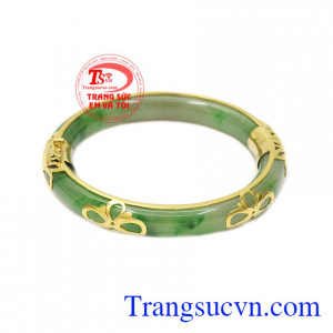 Vòng ngọc cẩm thạch bọc vàng quý phái thích hợp với nhiều kiểu trang phục. 