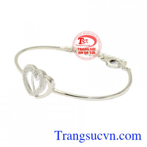 Chiếc vòng tay mang lại vẻ tinh tế, đáng yêu cho các bạn nữ là món quà ý nghĩa dành tặng người thương.