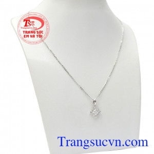 Bộ sản phẩm là sự kết hợp giữa dây chuyền Italy và mặt dây Hàn Quốc nhập khẩu chất lượng cao,Bộ dây vàng trắng độc đáo