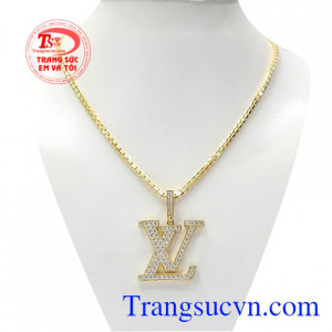 Bộ mặt dây vàng thời thượng là sự kết hợp thời trang giữa dây chuyền vàng nam chất lượng và mặt dây đẳng cấp.