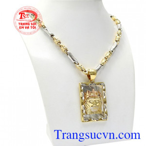 Với thiết kế tinh xảo, chạm khắc hình quốc vương tạo nên vẻ trang trọng, quý tộc cho người đeo.