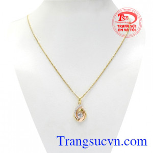 Bộ mặt dây nữ thanh thoát là sự kết hợp hoàn hảo giữa mặt dây vàng Italy và dây chuyền 18k chất lượng.