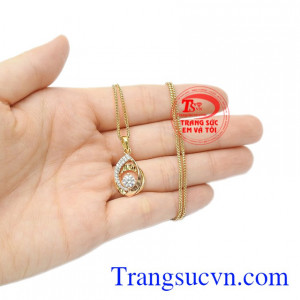 Đây quả là món trang sức nhỏ xinh nhưng vẫn không làm lu mờ đi vẻ đẹp của chủ nhân khi đeo.