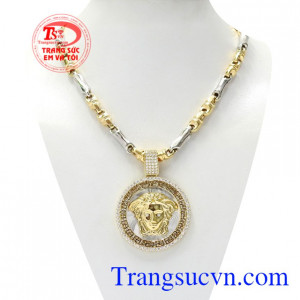 Bộ mặt dây chuyền thời thượng là sự kết hợp giữa mặt dây nam đẳng cấp và dây chuyền vàng chất lượng.