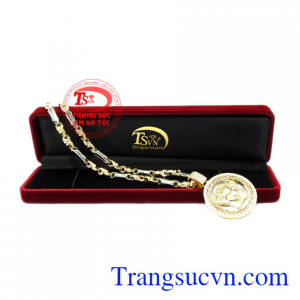 Bộ mặt dây chuyền thời thượng được nhiều khách hàng ưa chuộng.