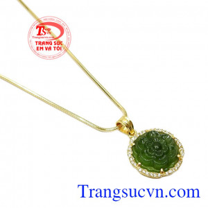 Ngọc cẩm thạch Jadeite là loại đá quý được rất nhiều người ở mọi lứa tuổi ưa chuộng bởi vẻ đẹp và những ý nghĩa tốt về phong thủy mà nó đem lại,Bộ trang sức Jadeite hoa mai
